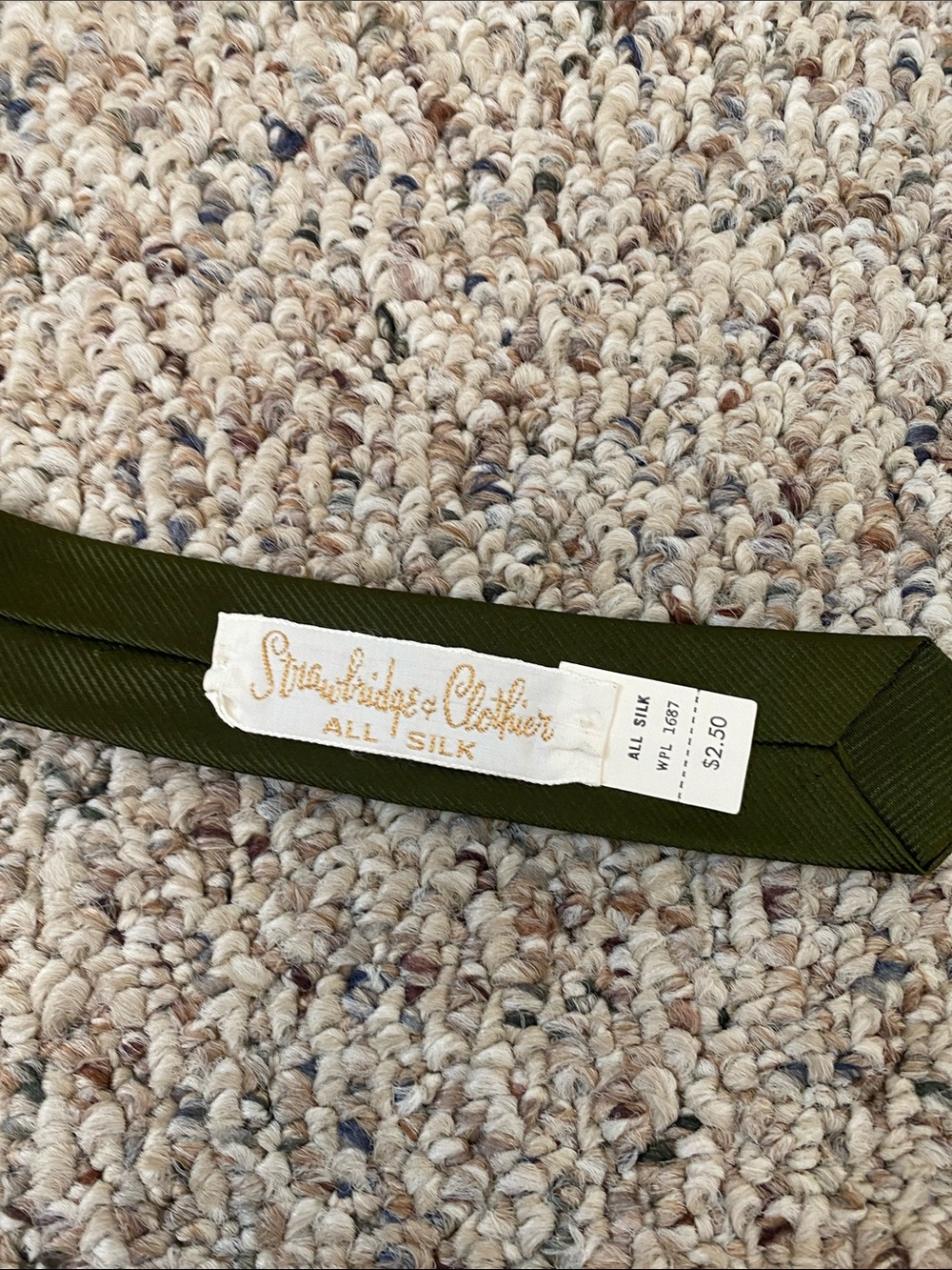 Vintage 100% Silk Strawbridge Clothier Classic Solid Olive Green Men's Tie - Picture 2 of 3